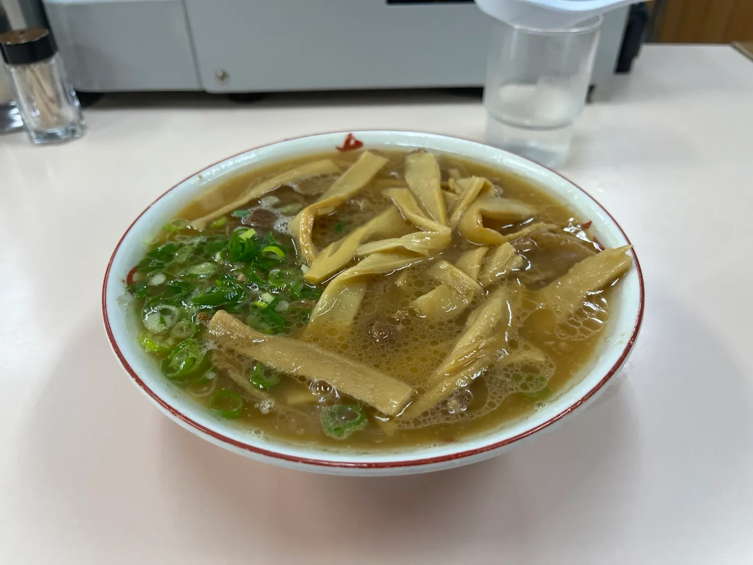 メンマと青ネギがたっぷりのった、いのたに本店の徳島ラーメン